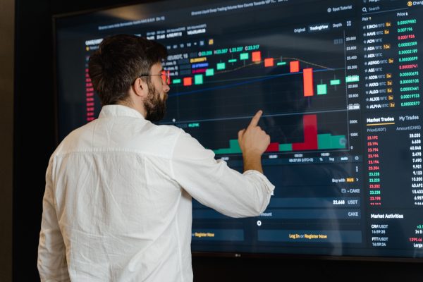 Krypto Ermittler bei professioneller Blockchain-Analyse