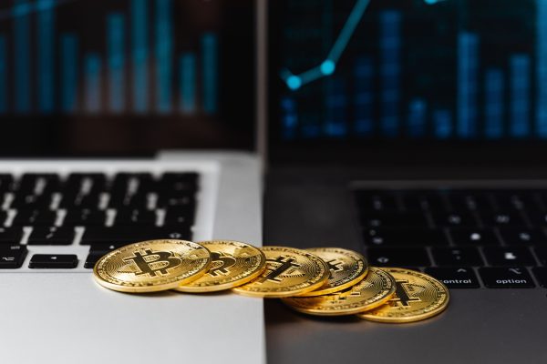 Krypto Ermittler analysiert Bitcoin Blockchain Transaktionen