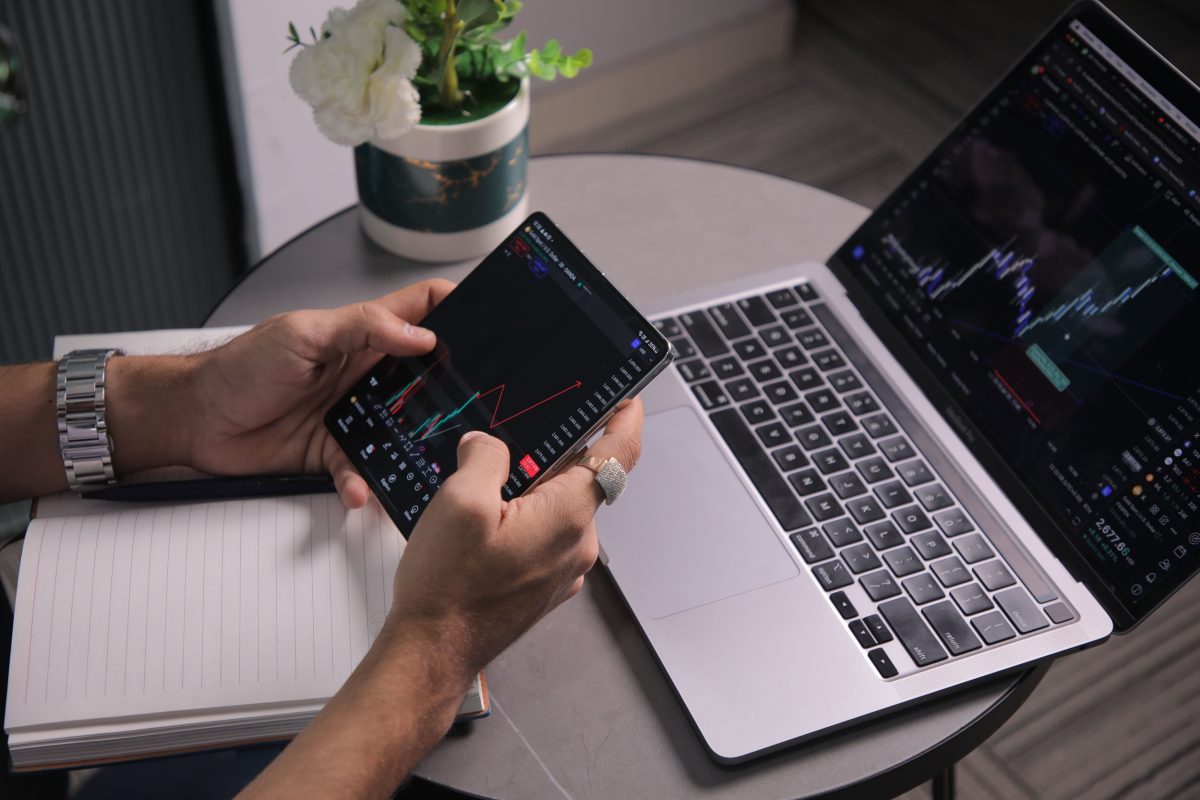 Persona revisando qué hacer después de una estafa en una plataforma de criptomonedas