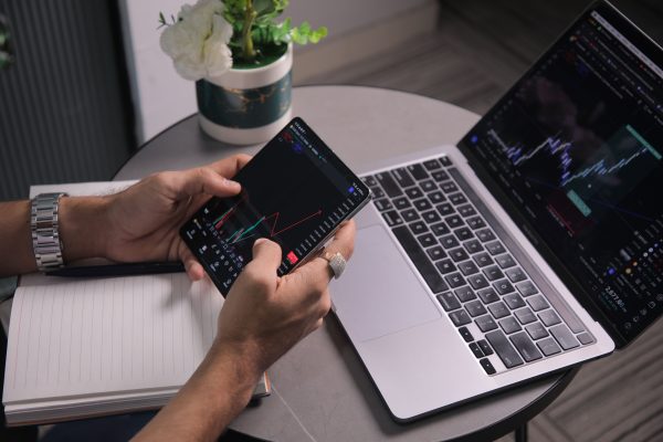 Persona revisando qué hacer después de una estafa en una plataforma de criptomonedas