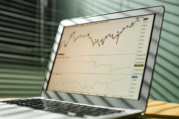 Recuperar criptomonedas de una plataforma de trading falsa mediante análisis profesional